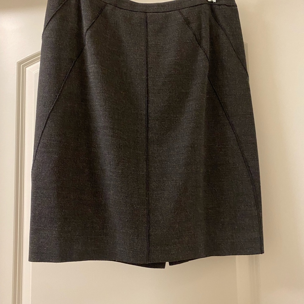 Ann Taylor Elegant Gray Women's Skirt. 4P. Wool blend. Used